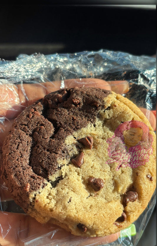 Half & half chocolate chip cookie brownie🍪 (not infused)